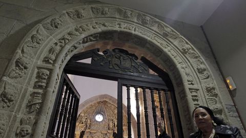 Decoracin escultrica en la puerta de una capilla de la iglesia