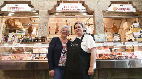 Celia Campos con su madre Olga Garc�a, reci�n jubilado, que asume en solitario el relevo en la charcuter�a Campos y Olga de la Praza de Abastos