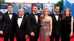 De izquierda a derecha, el actor Jake Gyllenhaal, el productor Robert Salerno, el actor Aaron Taylor-Johnson, la actriz Amy Adams, el director Tom Ford y la actriz Ellie Bamber, durante la alfombra roja de la pelcula Nocturnal Animals