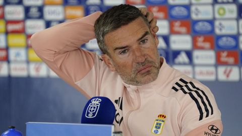 El entrenador del Real Oviedo, Luis Carri�n, da una rueda de prensa en la v�spera del partido de LaLiga EA Sports contra el Osasuna, este domingo, en Oviedo.