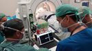 Imagen de la intervenci�n y del equipo del hospital Sant Pau que particip� en ella. 