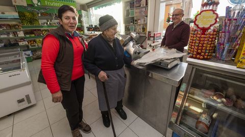 ZAS. El Tabares de San Adri�n, en Zas, es mucho m�s que un bar centenario, que lo es. Es casi un �rea comercial, alojamiento y, por supuesto, taberna de encuentro de muchos m�s que los vecinos del lugar. Y es historia de Zas, como lo fue la de Sabano o lo sigue siendo la de Montero.