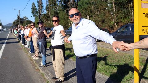 CADENA HUMANA DESDE EL HOSPITAL DEL BARBANZA AL CENTRO DE SALUD PARA PEDIR UNA SANIDAD PUBLICA DE CALIDAD