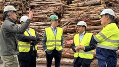 El delegado del Gobierno, Pedro Blanco, y Gonzalo Tojeiro, director general de Intasa (en el centro de la imagen) en un momento de la visita. 