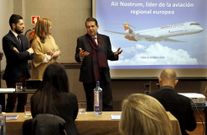 Representantes de Air Nostrum y el alcalde departieron ayer con los agentes de viaje. 