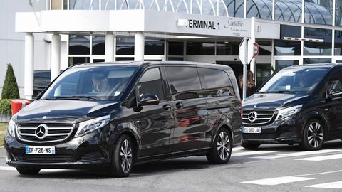 Una caravana de veh�culos del Paris Saint-Germain esperan la llegada de Neymar en el aeropuerto de Le Bourget, al norte de Par�s