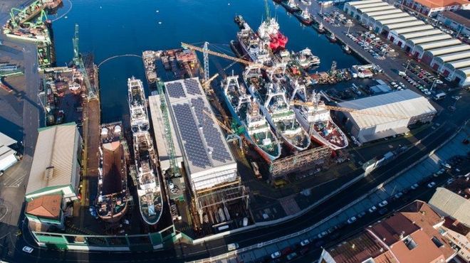Astillero de Nodosa Shipyard en el puerto de Mar&iacute;n