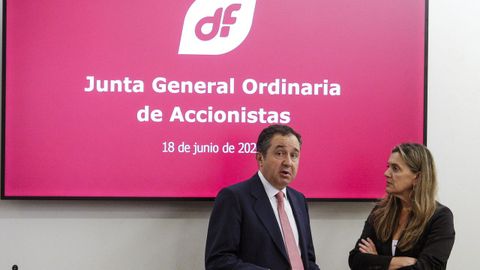 El secretario general y vicepresidente de Duro Felguera, Manuel Romero Rey, conversa con la secretaria de actas de la Junta General de Accionistas celebrada este jueves en Gij�n