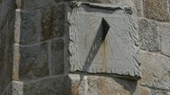 Reloj solar situado en una de las fachadas de la iglesia parroquial de Loureda, en Arteixo.
