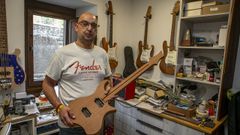 Mario Fari�a muestra la base de una guitarra el�ctrica que est� fabricando en su taller de A Pobra