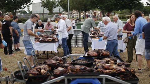 Celebraci�n de la Festa do Becerro ao Espeto por el San Xo�n en A Piringalla.