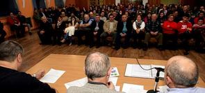 Los afectados se reunieron ayer en el Pazo da Cultura.