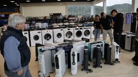 Clientes en las nuevas instalaciones de Bermello