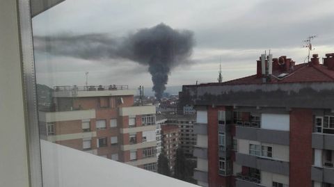 Nube de humo negro provocada por el incendio en Pumarín, Oviedo.Nube de humo negro provocada por el incendio en Pumarín, Oviedo