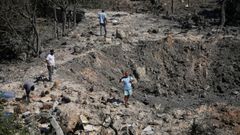 Residentes de la localidad libanesa de Burj al Shamali inspeccionan uno de los bombardeos israel�es.