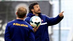 Relajado ambiente en el primer entrenamiento de Luis Enrique tras su negociaci�n en Barcelona
