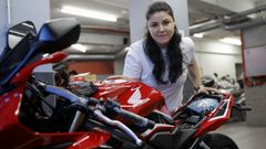 Eugenia L�pez dej� su trabajo en veterinaria para hacer una FP de mec�nica.