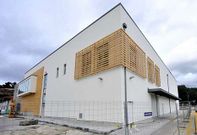 Vista del exterior del edificio de la nueva lonja de Cedeira, cuyas obras han finalizado.