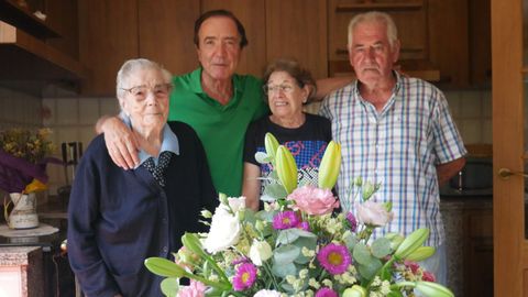 La centenaria Isaura Dobn Rivas, junto al alcalde de Coirs, Francisco Quintela, y a su hija y su yerno, durante la celebracin de su 100 cumpleaos en su casa del lugar de A Espenuca, el mismo lugar donde naci en 1923.