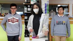 El primer y tercer puesto lo lograron dos estudiantes del colegio Manuel Peleteiro, Luis Garc�a Romar�s y Da Ye (en la izquierda y derecha de la foto, respectivamente), quienes participar�n en la fase estatal junto a Cayetana Mato P�rez, del IES Rosal�a de Castro (en el centro), la cual obtuvo la segunda mejor nota en la prueba de la demarcaci�n compostelana