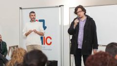 El vendedor de los pisos, Toni Lodeiro (de pie, con jersey blanco) al lado del concejal Alberto Lema en unas jornadas sobre comercio local