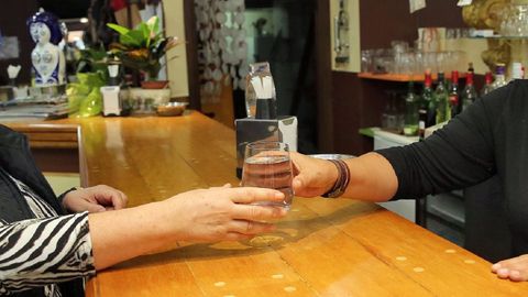 Por ley, los establecimientos hosteleros han de ofrecer gratis un vaso de agua del grifo siempre que un cliente lo solicite.