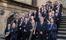 Los componentes de la Banda Municipal posan en las escaleras de A Quintana. 