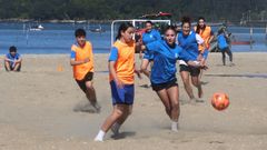 Imaxe dun dos partidos da xornada de convivencia de f�tbol praia na Compostela.