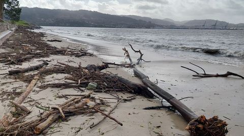 Aspecto de la playa de Cabeceira, junto al banco marisquero de O Ameixal, en Poio, durante estos temporales