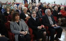 Lina Barral recogi� la insignia de su madre y Alberto Gil, otro distinguido, con su mujer Pilar V�zquez. 