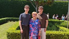 Pablo (izquierda) y Marcos (derecha) con su madre Pilar en el 80 cumplea�os de ella el pasado mes de de mayo