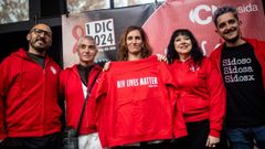 La ministra de Sanidad, Mnica Garca, muestra una sudadera conmemorativa de la campaa del da contra el Sida