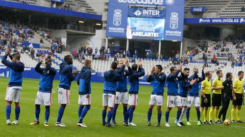 Real Oviedo Carlos Tartiere Lugo Horizontal.Los futbolistas del Real Oviedo saludan antes de enfrentarse al Lugo en el Tartiere