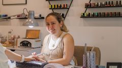 Yaiza lvarez en su estudio Insieme Nails en el barrio de A Ponte.
