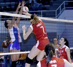 Laura N��ez remata ante la oposici�n de una jugadora rival.