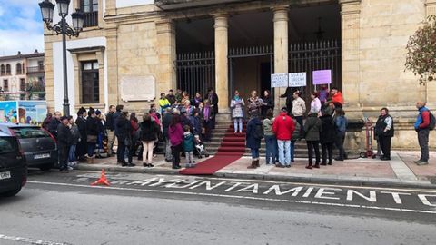 Concentraci�n feminista frente al ayuntamiento en Cangas de On�s