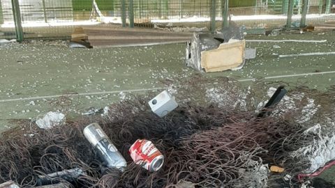 Desperdicios apilados en Soccer World