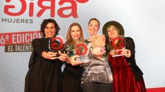 Karla Fernndez, a la derecha en la foto, gan el primer premio de la sexta edicin del programa Gira Mujeres, impulsado por Coca-Cola