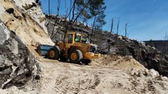 Una excavadora, esta semana en la ladera que hay que asegurar antes de reabrir la carretera