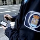 Un agente municipal, en la calle con un dispositivo PDA.