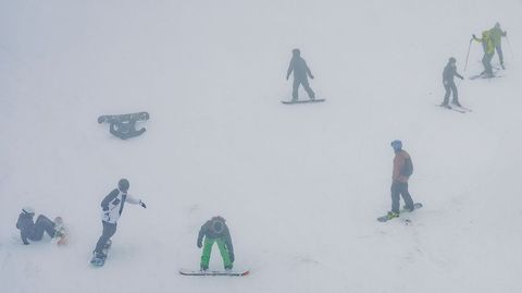 Manzaneda abre la temporada de esqu�.Muchos deportistas acudieron a Manzaneda a disfrutar del primer d�a de esqu� de la temporada.