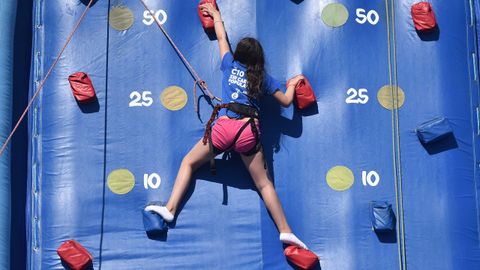 Imagen de archivo de una ni�a practicando escalada