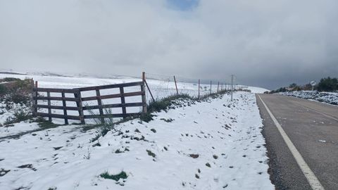 La nieve cayó en Outeiro de Augas, a más de mil metros