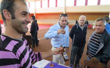 El alcalde Jos� Luis Maceda -de camisa azul- prueba una de las cervezas 