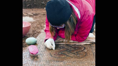 Mara Rodrguez retira minuciosamente la concrecin adherida a las teselas del mosaico de casa romana