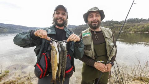 Primera jornada de pesca en el Ro Grande en Vimianzo