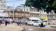 Las autoridades colocan un cord�n policial despu�s de un ataque con arma blanca en un jard�n de infantes en el condado de Lianjiang (provincia de Guangdong, China) en esta captura de pantalla obtenida de un video de las redes sociales publicado el 10 de julio de 2023.