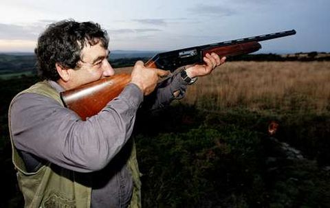 Un aficionado a la caza probando fortuna en el coto lucense O Picato. 