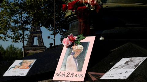 Fotografas y flores recuerda a Diana en el monumento situado encima del puente Alma, donde la princesa muri hace 25 aos