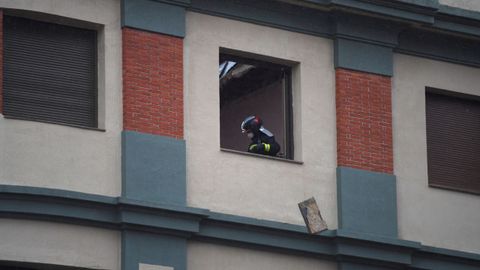 Un bombero es visto a travs de una ventana del colegio San Vicente Pal 